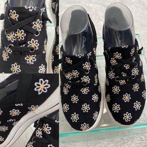 Clooudsteppers by Clark sneaker size 6.5 black floral slip ins 🌻